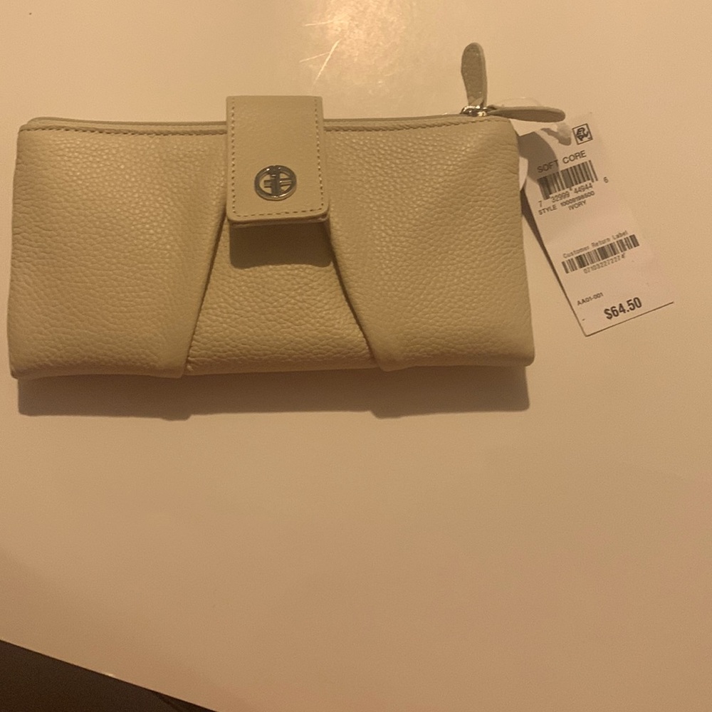 Brand new Giani Bernini brand  cream color wallet